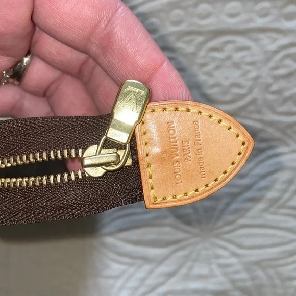 Louis Vuitton Toiletry Pouch 26 Discontinued - Picture 7 of 13